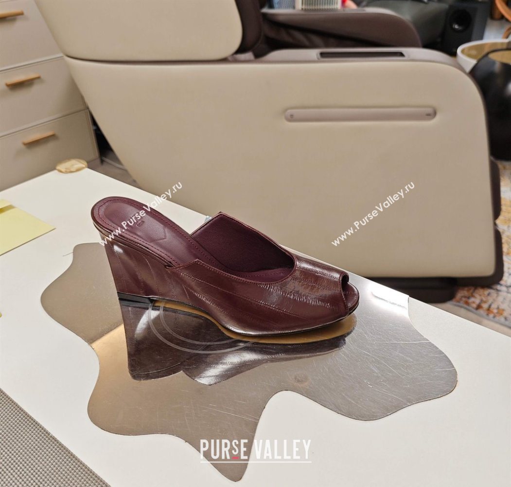 Fendi Arco Wedge Slides Sandal 8.5cm in Shiny Hagfish Embossed Leather Burgundy 2025 (MD-250710061)
