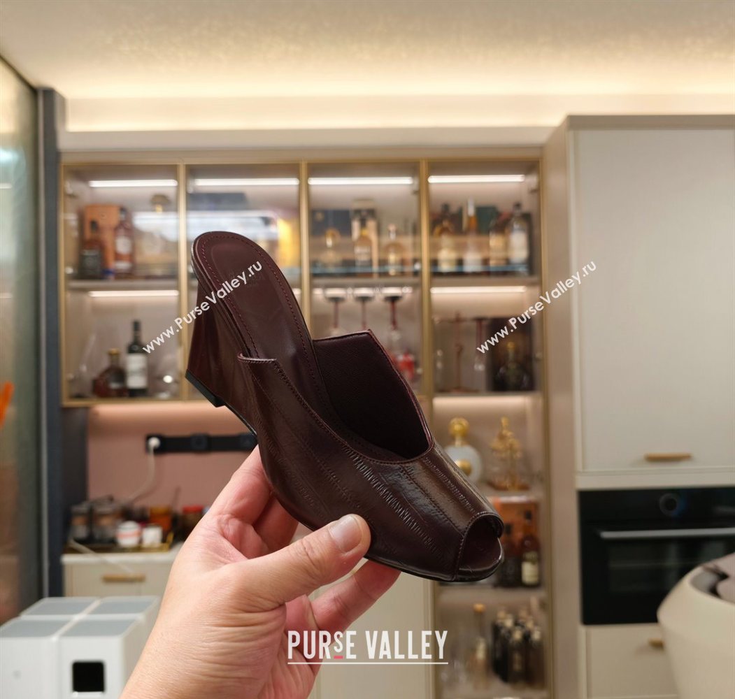 Fendi Arco Wedge Slides Sandal 8.5cm in Shiny Hagfish Embossed Leather Burgundy 2025 (MD-250710061)