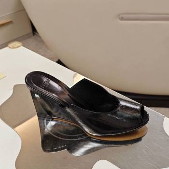 Fendi Arco Wedge Slides Sandal 8.5cm in Shiny Hagfish Embossed Leather Black 2025 (MD-250710062)