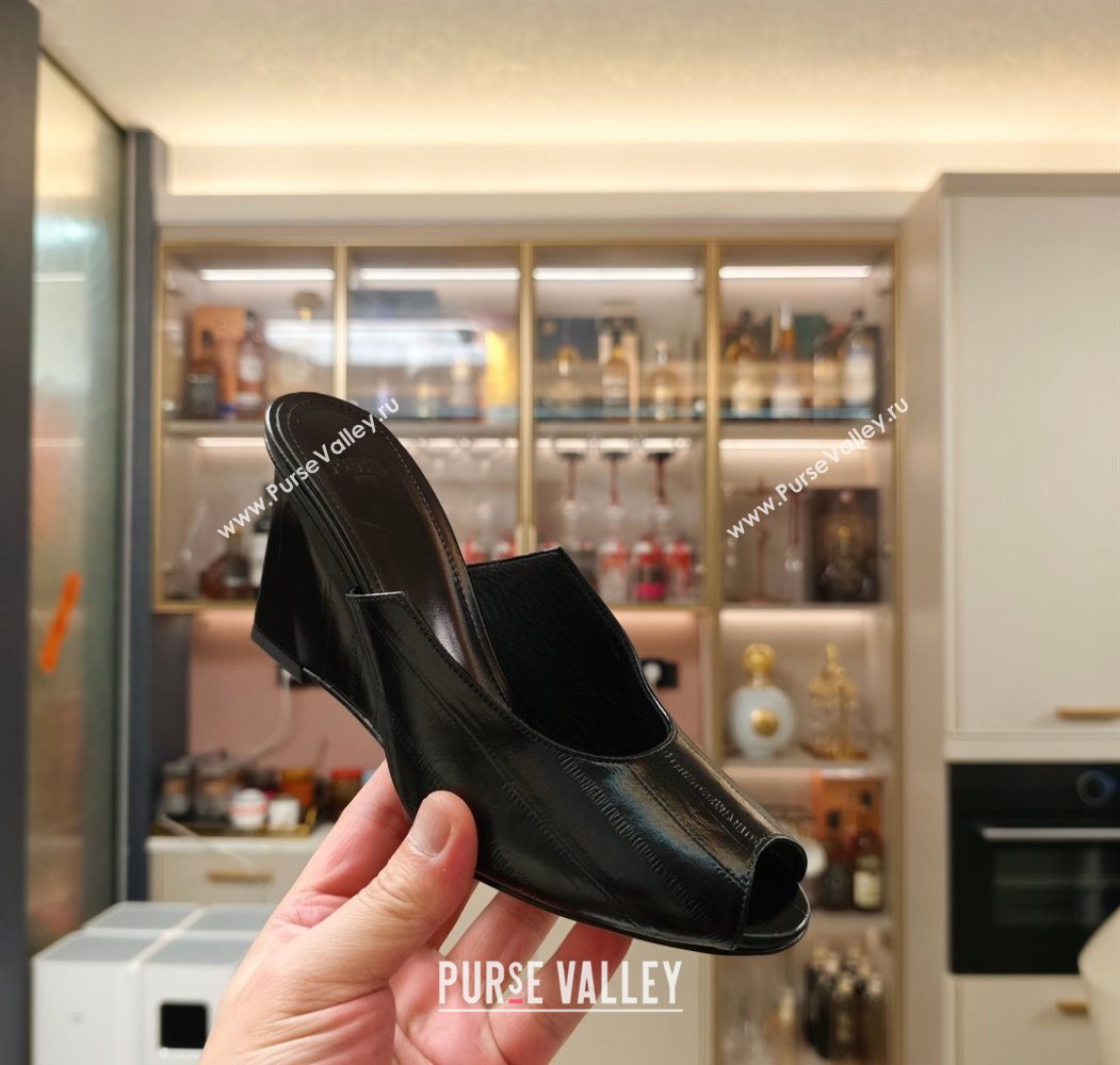 Fendi Arco Wedge Slides Sandal 8.5cm in Shiny Hagfish Embossed Leather Black 2025 (MD-250710062)