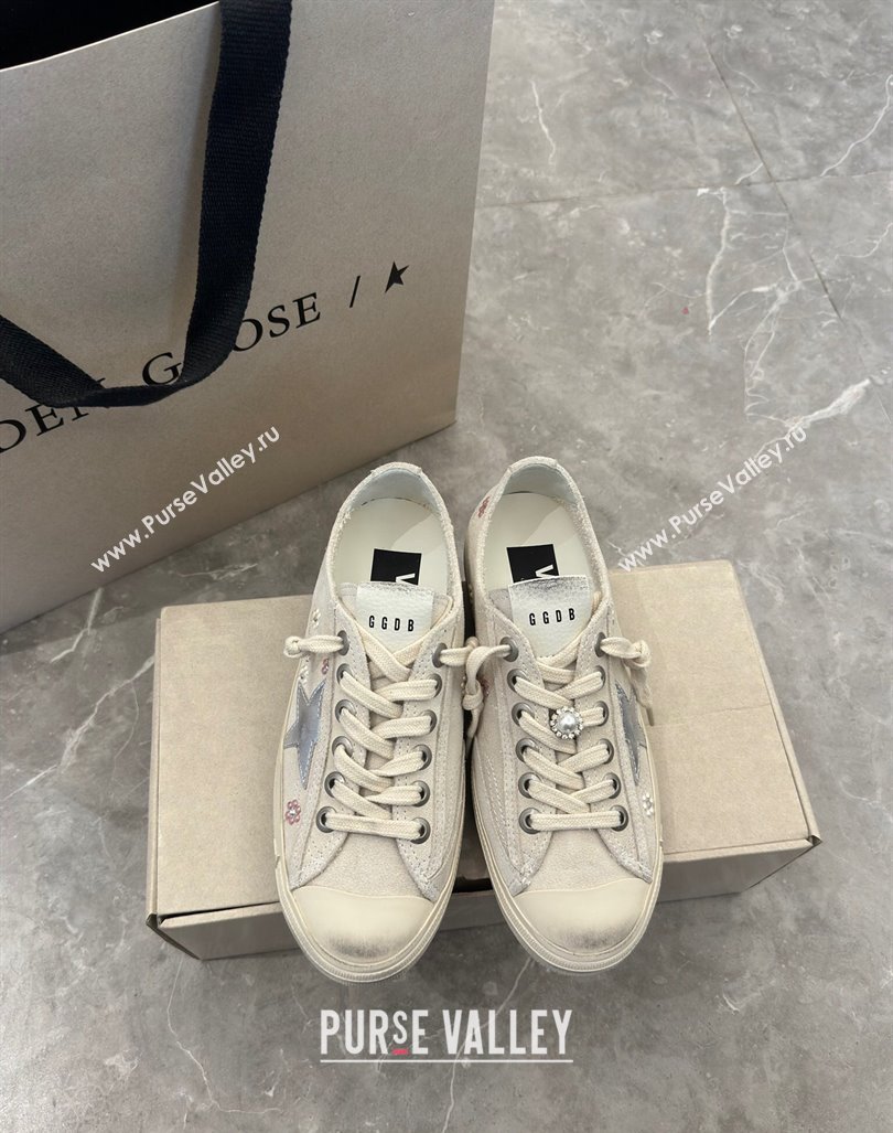 Golden Goose V-Star Sneakers in light gray suede with a silver leather star and Pearls Charm 2024 (13-2407230102)