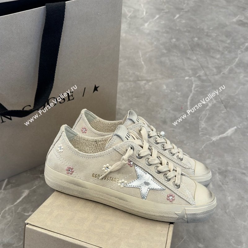 Golden Goose V-Star Sneakers in light gray suede with a silver leather star and Pearls Charm 2024 (13-2407230102)