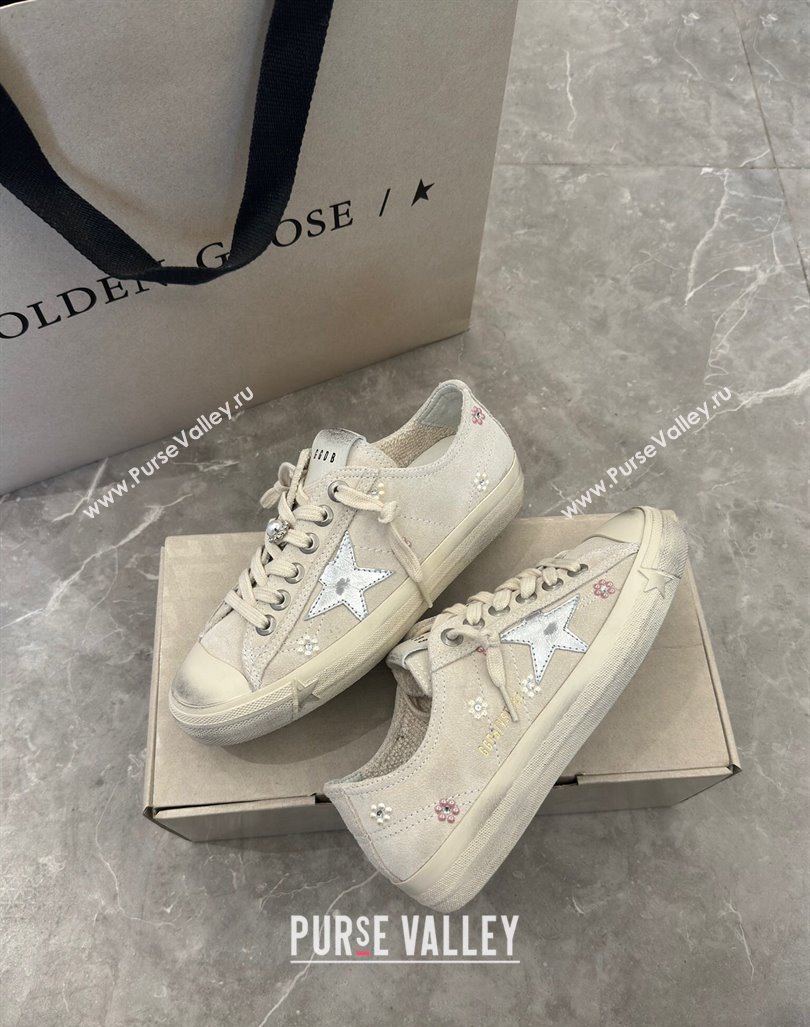 Golden Goose V-Star Sneakers in light gray suede with a silver leather star and Pearls Charm 2024 (13-2407230102)