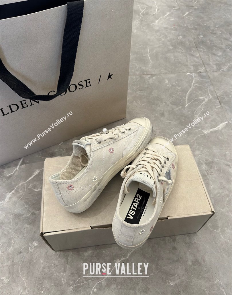 Golden Goose V-Star Sneakers in light gray suede with a silver leather star and Pearls Charm 2024 (13-2407230102)