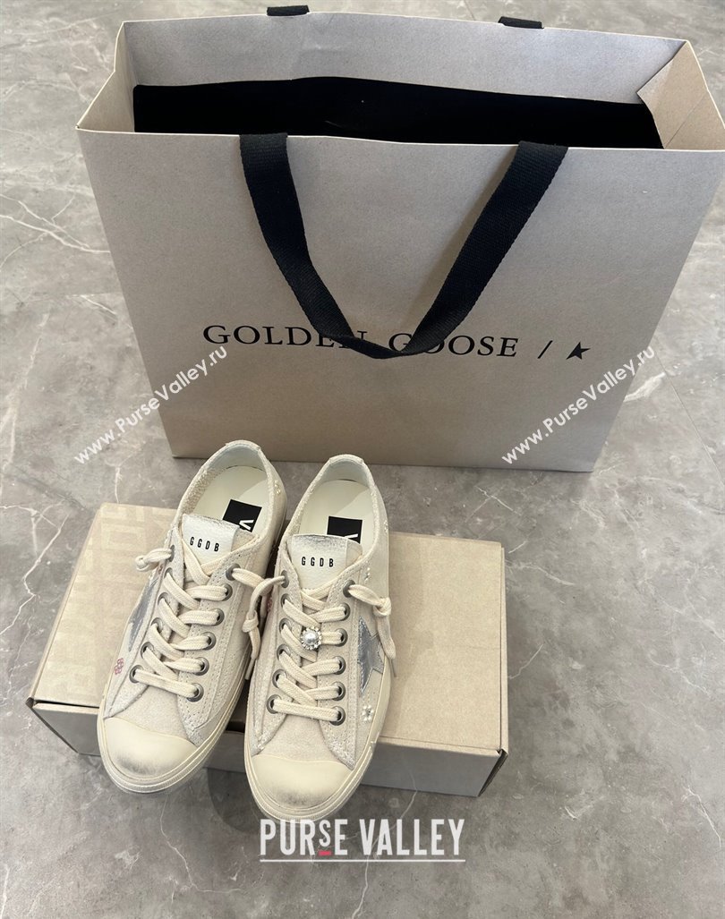 Golden Goose V-Star Sneakers in light gray suede with a silver leather star and Pearls Charm 2024 (13-2407230102)