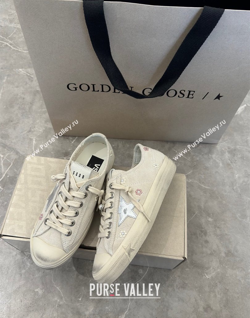 Golden Goose V-Star Sneakers in light gray suede with a silver leather star and Pearls Charm 2024 (13-2407230102)