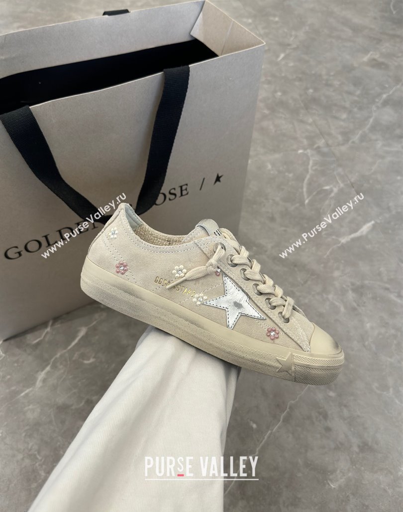 Golden Goose V-Star Sneakers in light gray suede with a silver leather star and Pearls Charm 2024 (13-2407230102)