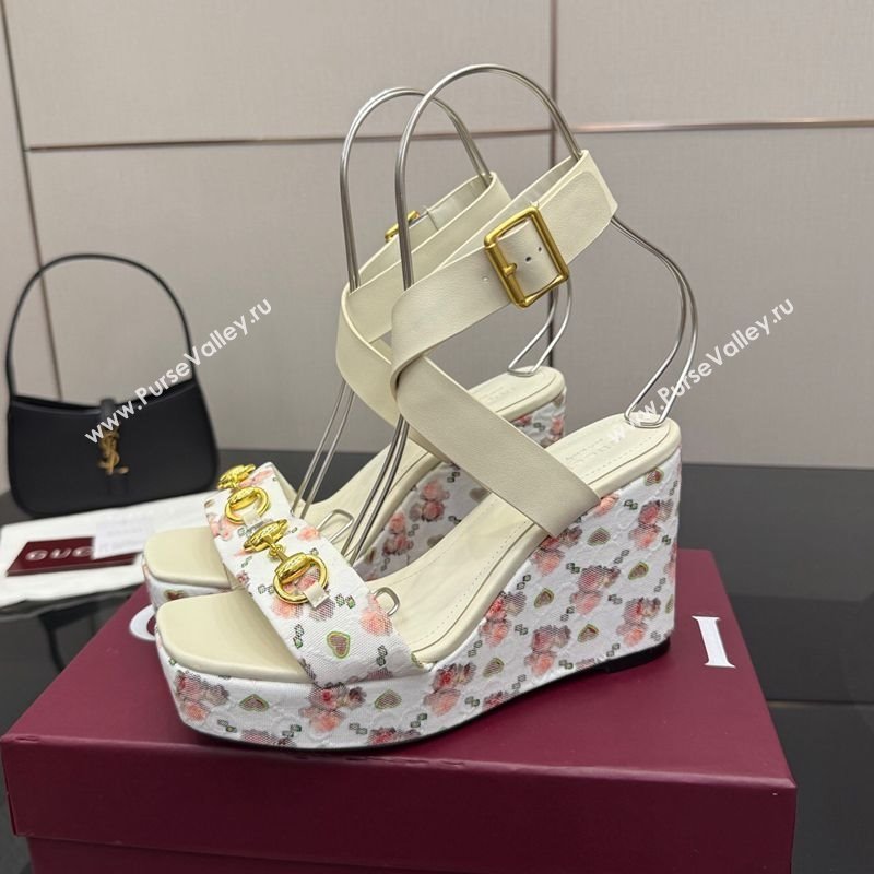 Gucci Flora GG Canvas and Leather Wedge Sandals 10cm with Horsebit and Ankle Strap White 2025 (MD-250828135)