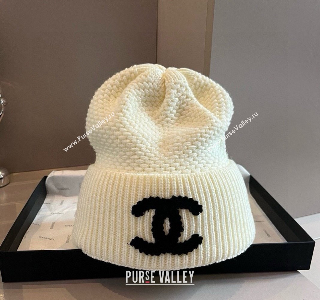 Chanel Knit hat and Scarf Set with Maxi CC White 2024 1019001 (XMN-241019001)