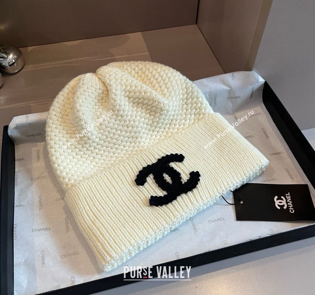 Chanel Knit hat and Scarf Set with Maxi CC White 2024 1019001 (XMN-241019001)