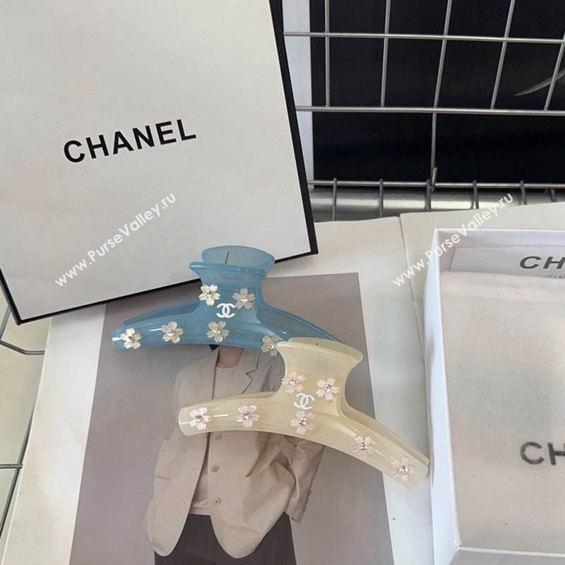 Chanel Hair Clip with Bloom White/Blue 2024 061804 (A-240619004)