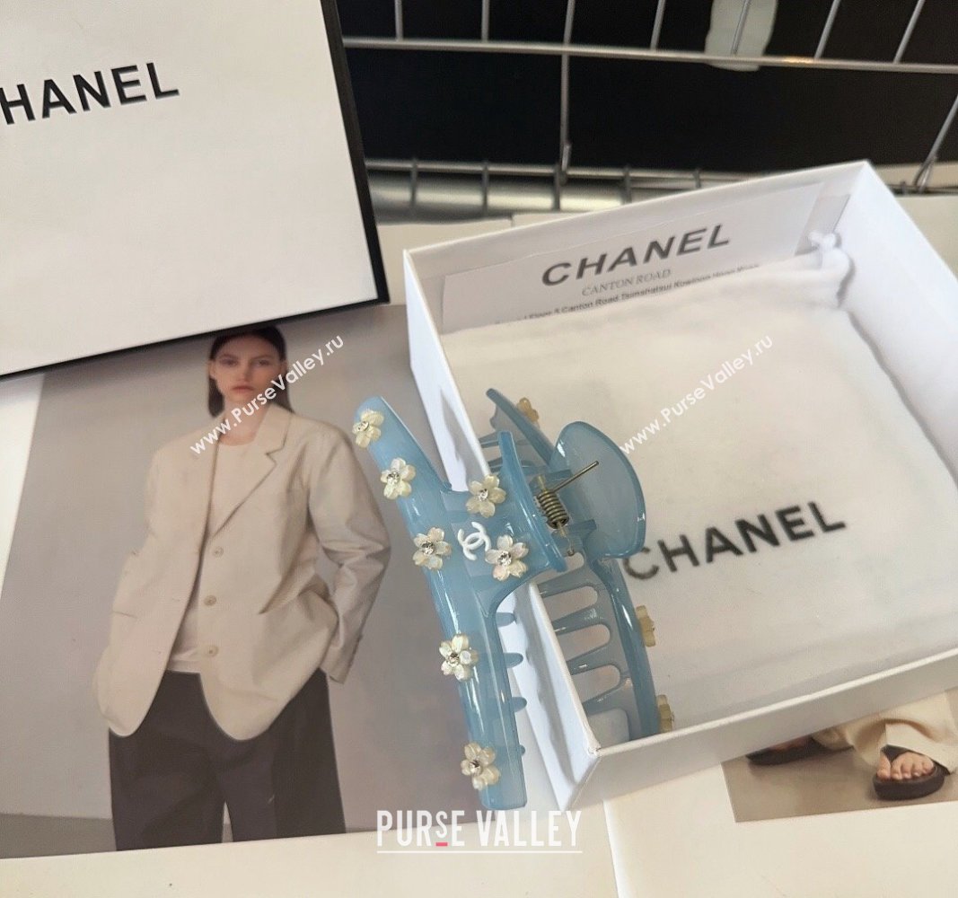 Chanel Hair Clip with Bloom White/Blue 2024 061804 (A-240619004)