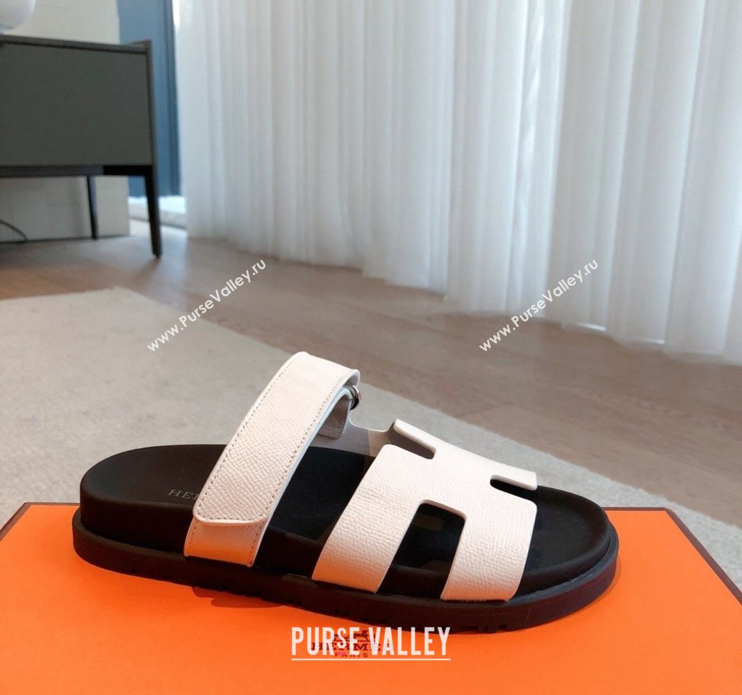 Hermes Chypre Flat Sandals in Palm-Grained Calfskin White/Black 2024 04250 (XC-240425168)