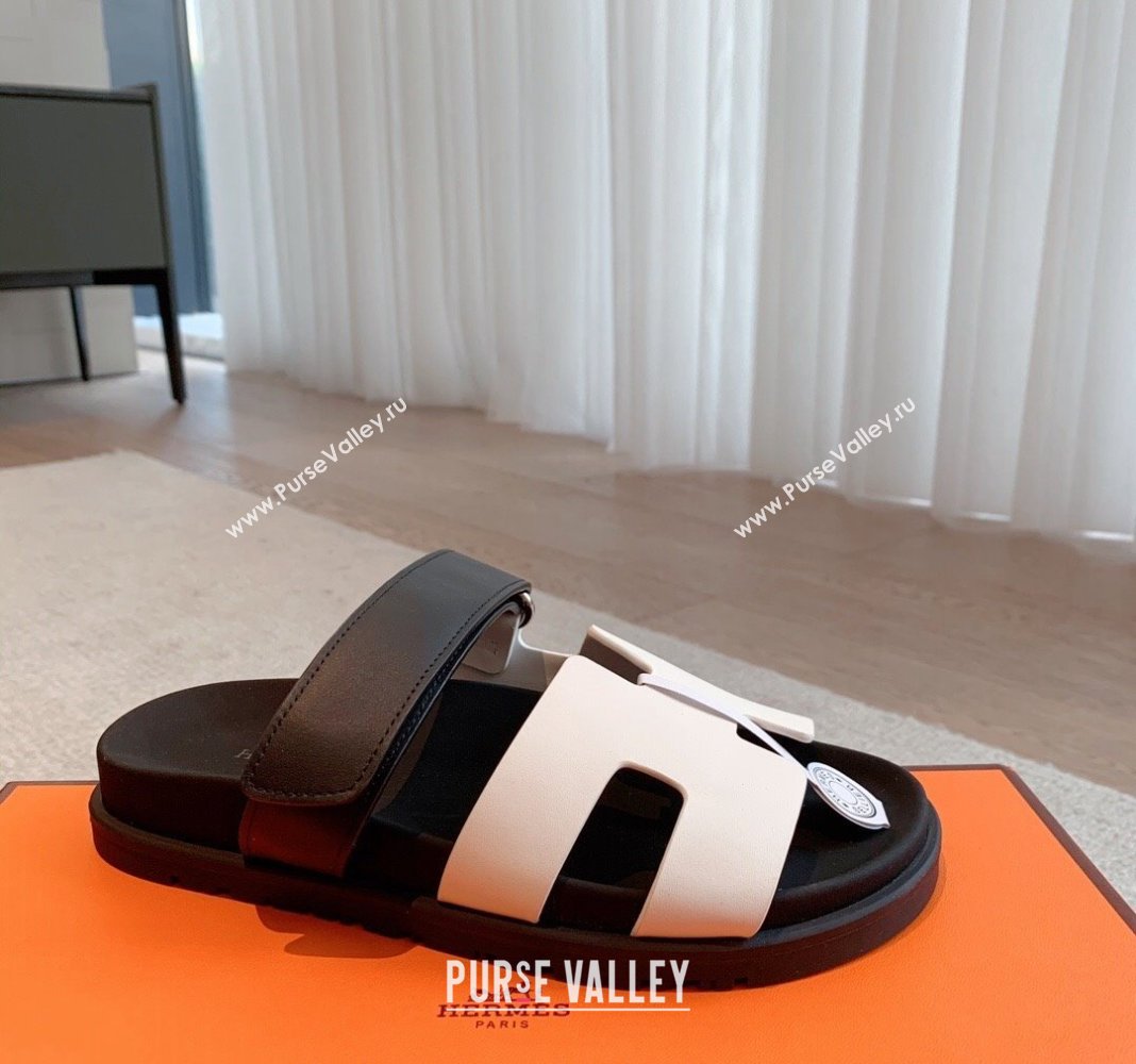 Hermes Chypre Flat Sandals in Smooth Calfskin White2/Black 2024 0425 (XC-240425174)