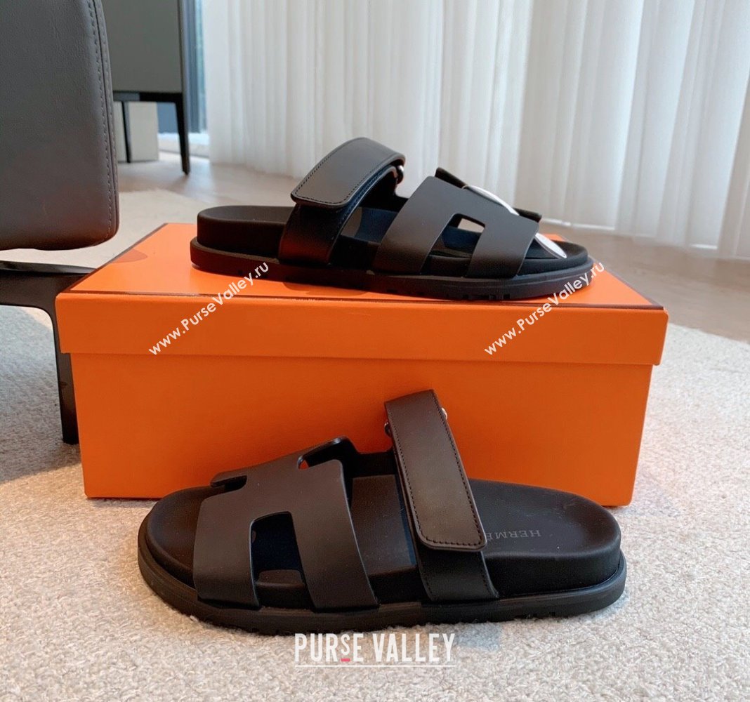 Hermes Chypre Flat Sandals in Smooth Calfskin Black/Silver 2024 0425 (XC-240425176)