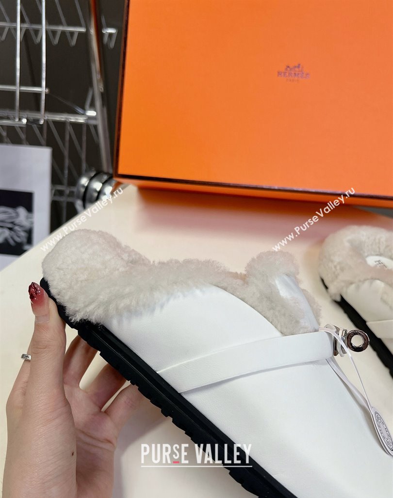 Hermes Kelly Buckle Mules in Calfskin and Wool Fur White 2024 H1000802 (MD-241008109)