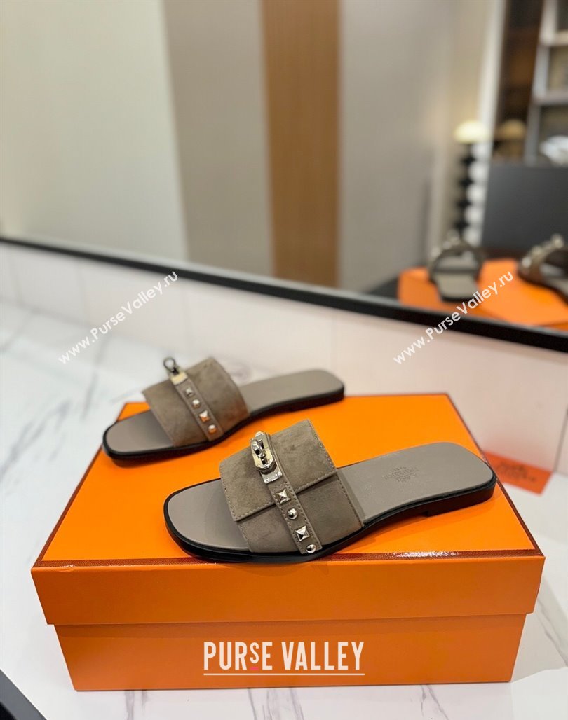 Hermes Giulia Flat Slides Sandal in Suede with Kelly Buckle and Studs Grey 2025 0421 (MD-250421030)