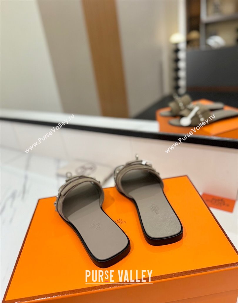 Hermes Giulia Flat Slides Sandal in Suede with Kelly Buckle and Studs Grey 2025 0421 (MD-250421030)