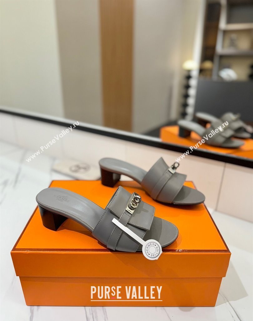 Hermes Gigi Heel Slides Sandal 4.5cm in Smooth Calfskin with Kelly Buckle Grey 2025 0421 (MD-250421035)