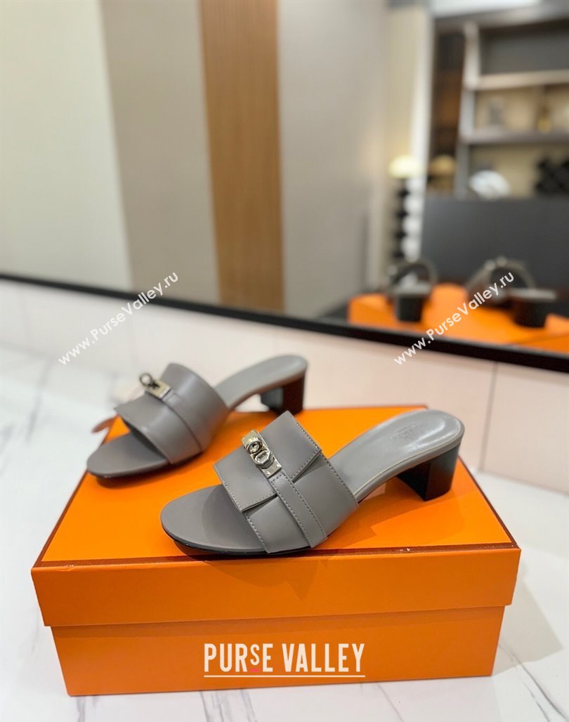 Hermes Gigi Heel Slides Sandal 4.5cm in Smooth Calfskin with Kelly Buckle Grey 2025 0421 (MD-250421035)