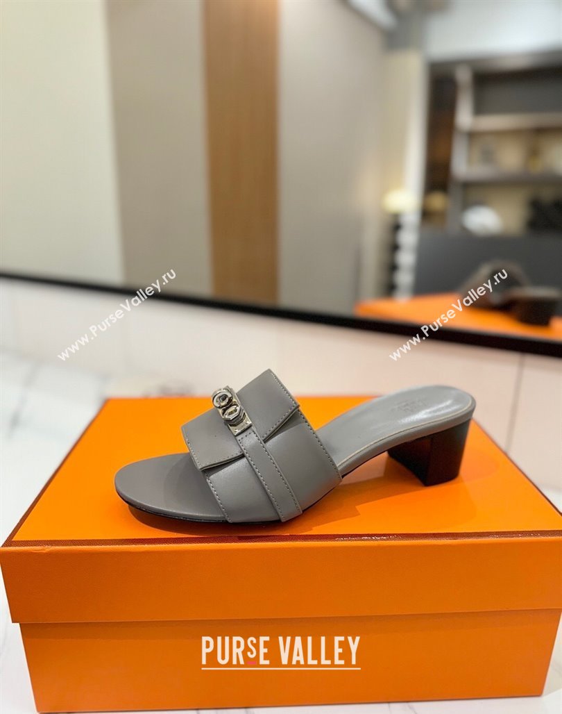 Hermes Gigi Heel Slides Sandal 4.5cm in Smooth Calfskin with Kelly Buckle Grey 2025 0421 (MD-250421035)