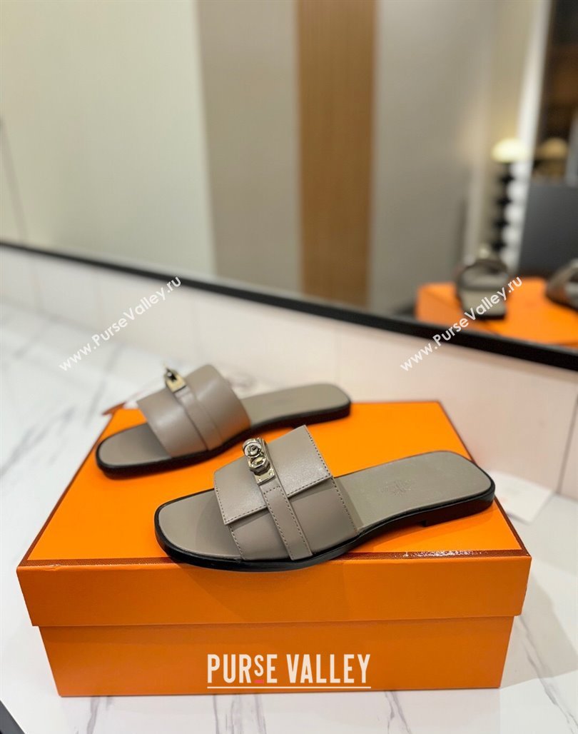 Hermes Giulia Flat Slides Sandal in Smooth Calfskin with Kelly Buckle Strap Grey 2025 0421 (MD-250421058)