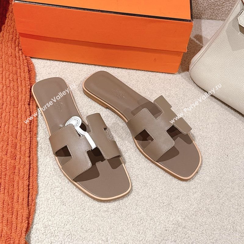 Hermes Oran Classic Flat Slides Sandal in Smooth Calfskin Elephant Grey 2025 0421 (MD-250421063)
