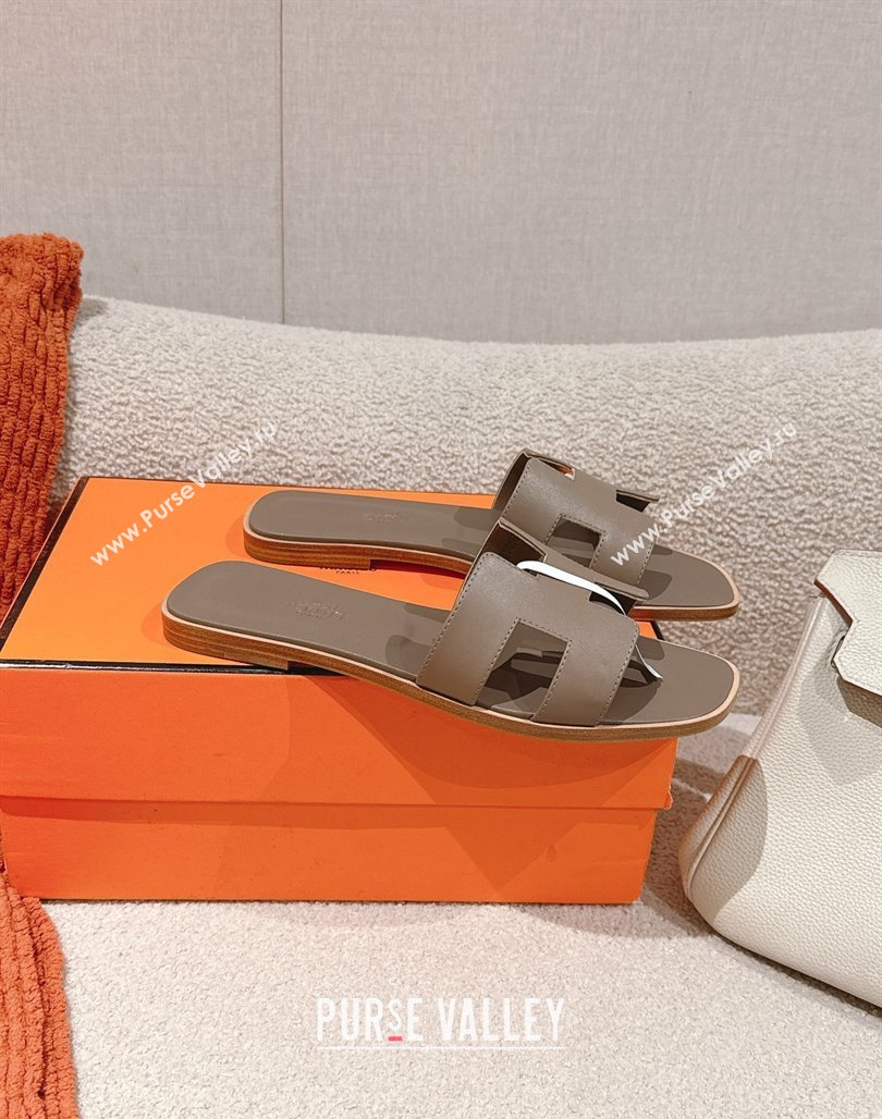 Hermes Oran Classic Flat Slides Sandal in Smooth Calfskin Elephant Grey 2025 0421 (MD-250421063)