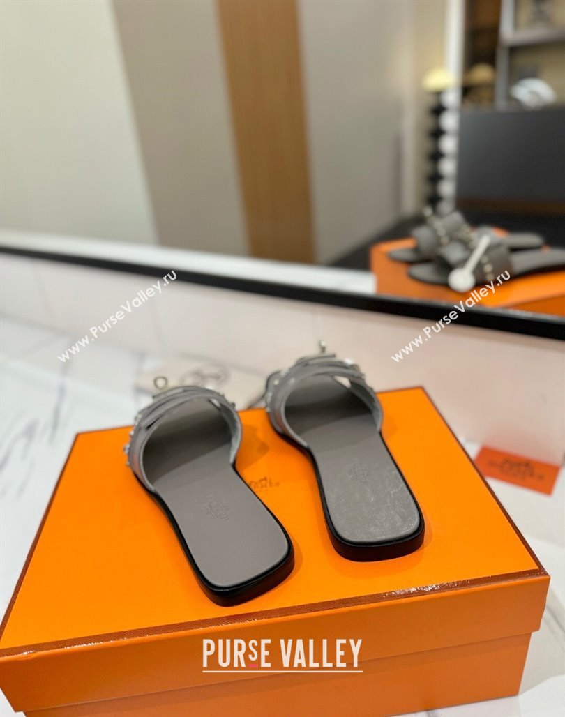 Hermes Giulia Flat Slides Sandal in Calfskin Leather with Kelly Buckle and Studs Grey 2025 0421 (MD-250421019)