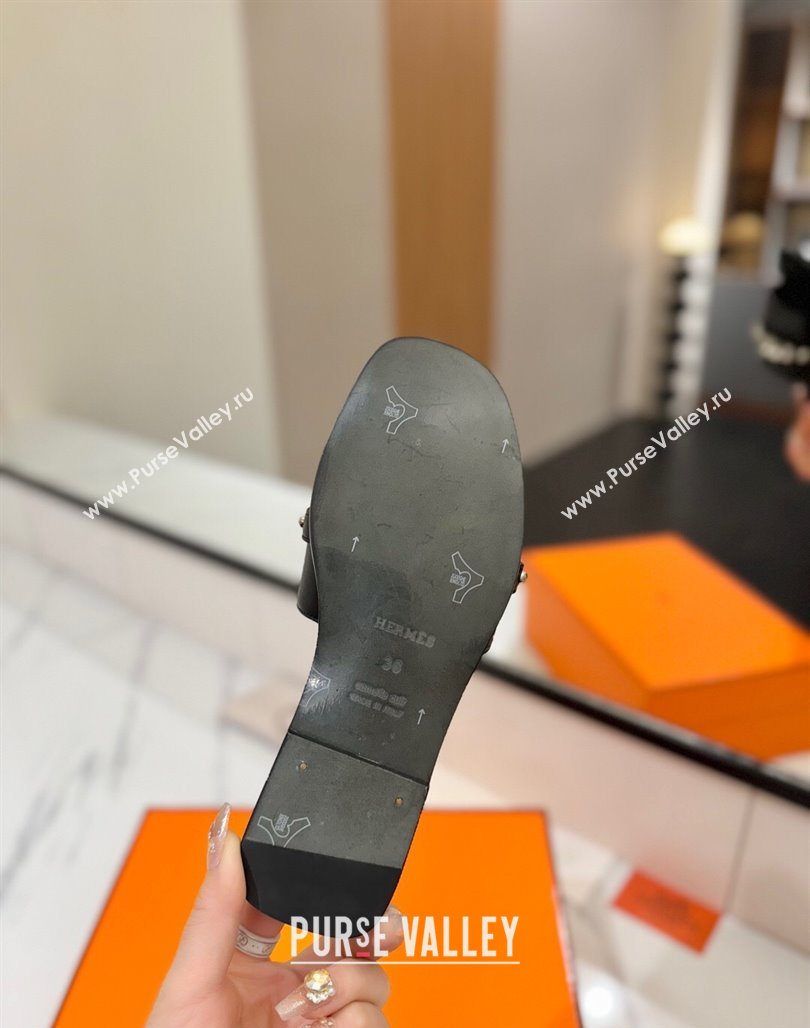 Hermes Giulia Flat Slides Sandal in Calfskin Leather with Kelly Buckle and Studs Black 2025 0421 (MD-250421021)