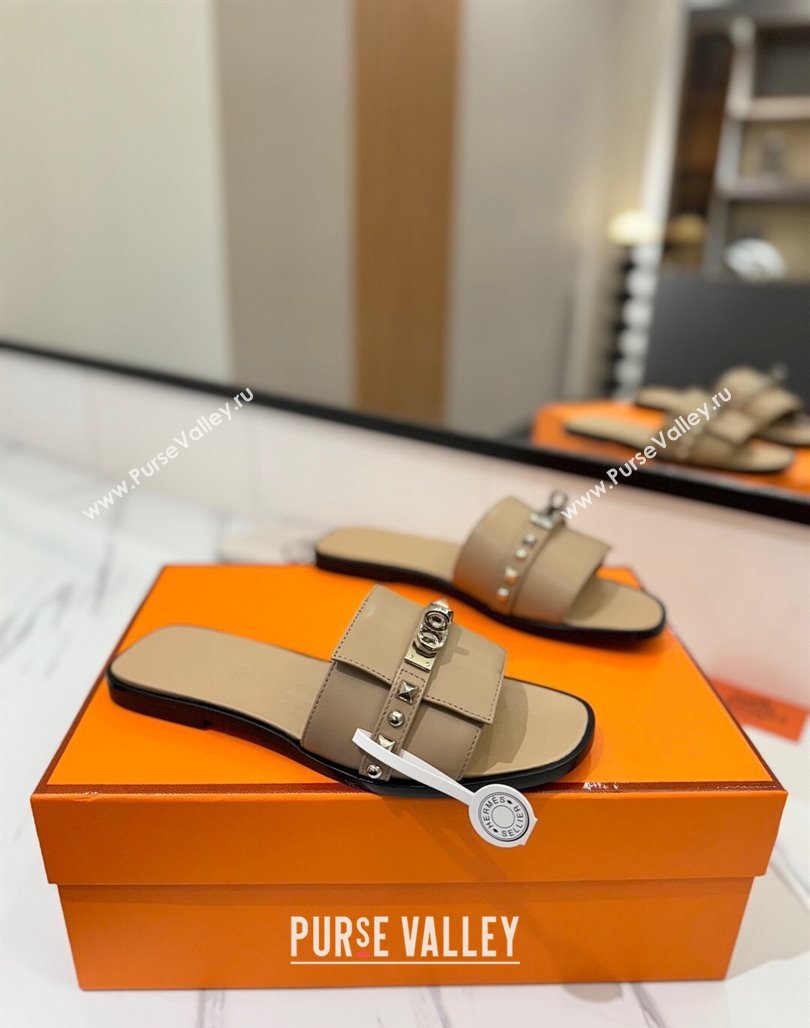 Hermes Giulia Flat Slides Sandal in Calfskin Leather with Kelly Buckle and Studs Beige 2025 0421 (MD-250421024)