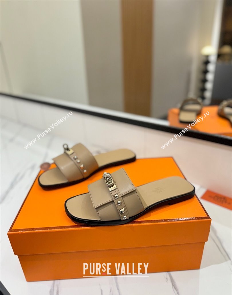 Hermes Giulia Flat Slides Sandal in Calfskin Leather with Kelly Buckle and Studs Beige 2025 0421 (MD-250421024)