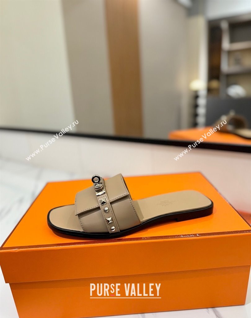 Hermes Giulia Flat Slides Sandal in Calfskin Leather with Kelly Buckle and Studs Beige 2025 0421 (MD-250421024)