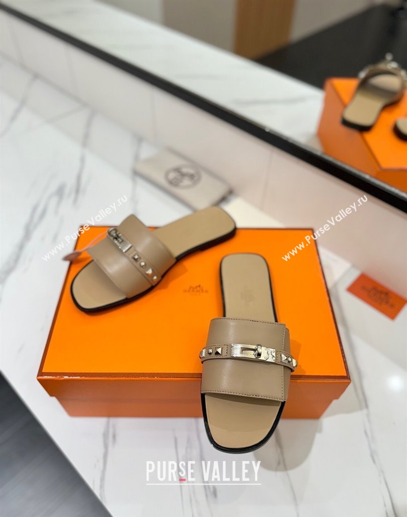 Hermes Giulia Flat Slides Sandal in Calfskin Leather with Kelly Buckle and Studs Beige 2025 0421 (MD-250421024)