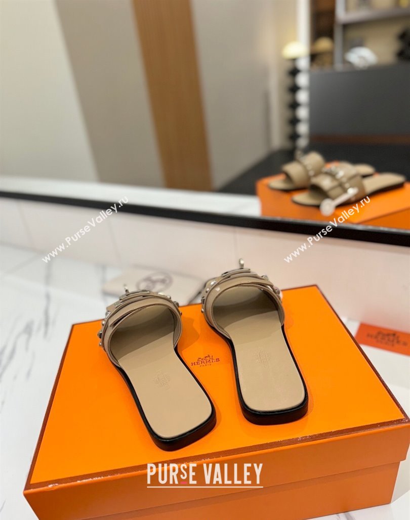 Hermes Giulia Flat Slides Sandal in Calfskin Leather with Kelly Buckle and Studs Beige 2025 0421 (MD-250421024)