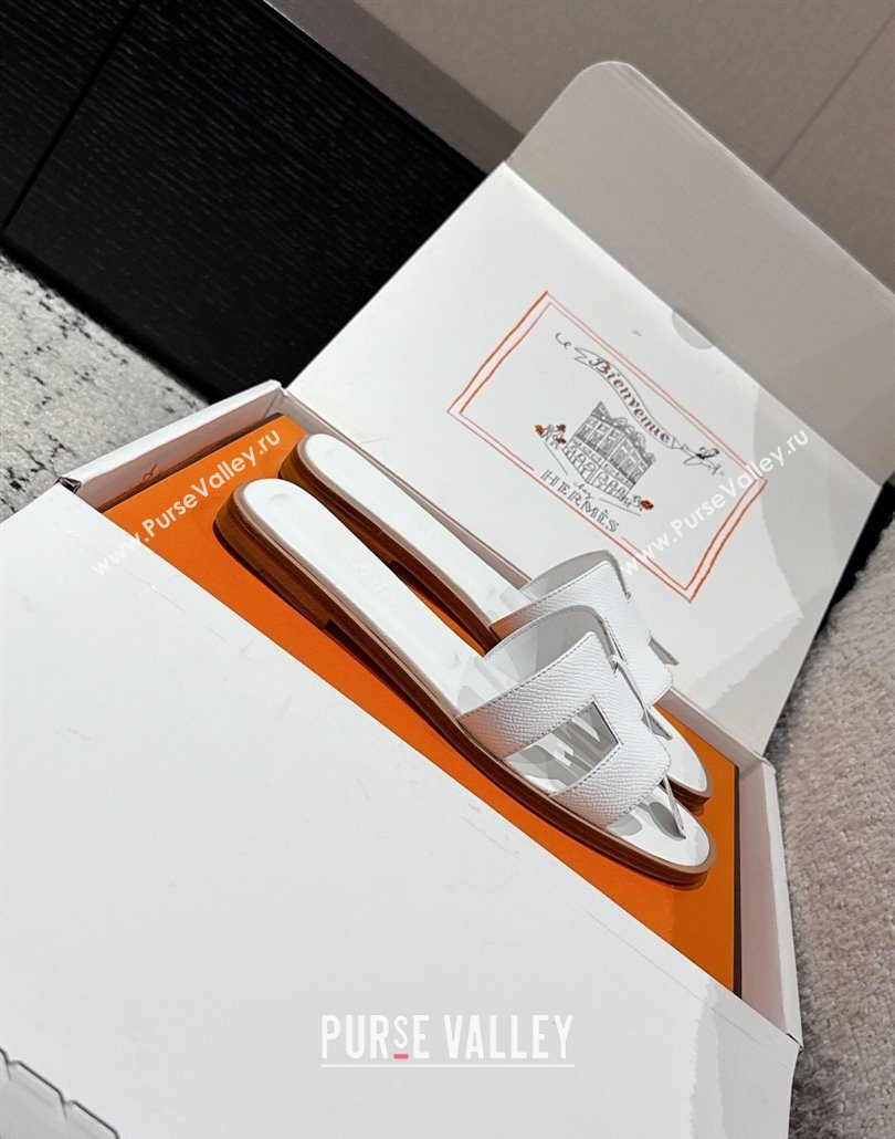 Hermes Classic Oran Flat Slides Sandal in Palm-Grained Leather White 25 2025 0606 (MD-250606171)