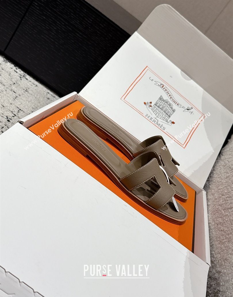 Hermes Classic Oran Flat Slides Sandal in Palm-Grained Leather Grey 26 2025 0606 (MD-250606172)