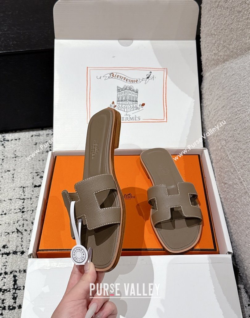 Hermes Classic Oran Flat Slides Sandal in Palm-Grained Leather Grey 26 2025 0606 (MD-250606172)