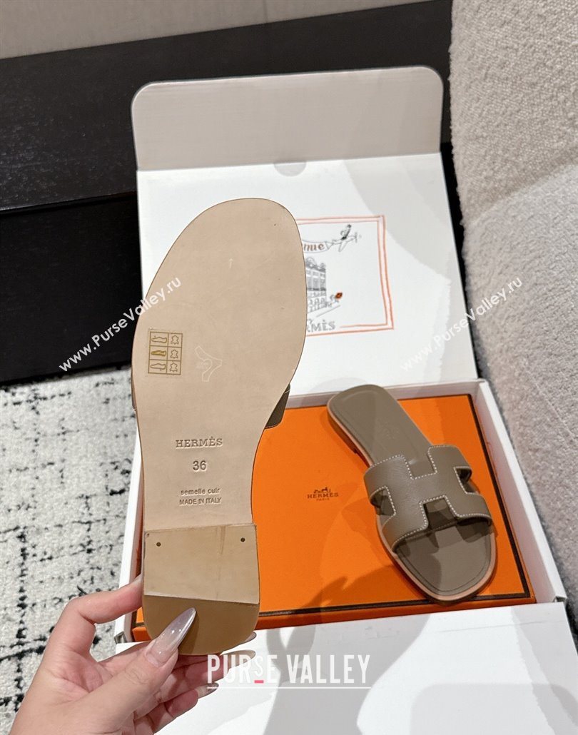 Hermes Classic Oran Flat Slides Sandal in Palm-Grained Leather Grey 26 2025 0606 (MD-250606172)