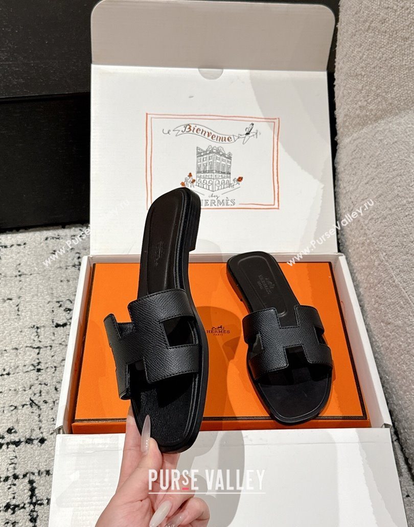 Hermes Classic Oran Flat Slides Sandal in Palm-Grained Leather Black 02 2025 0606 (MD-250606145)