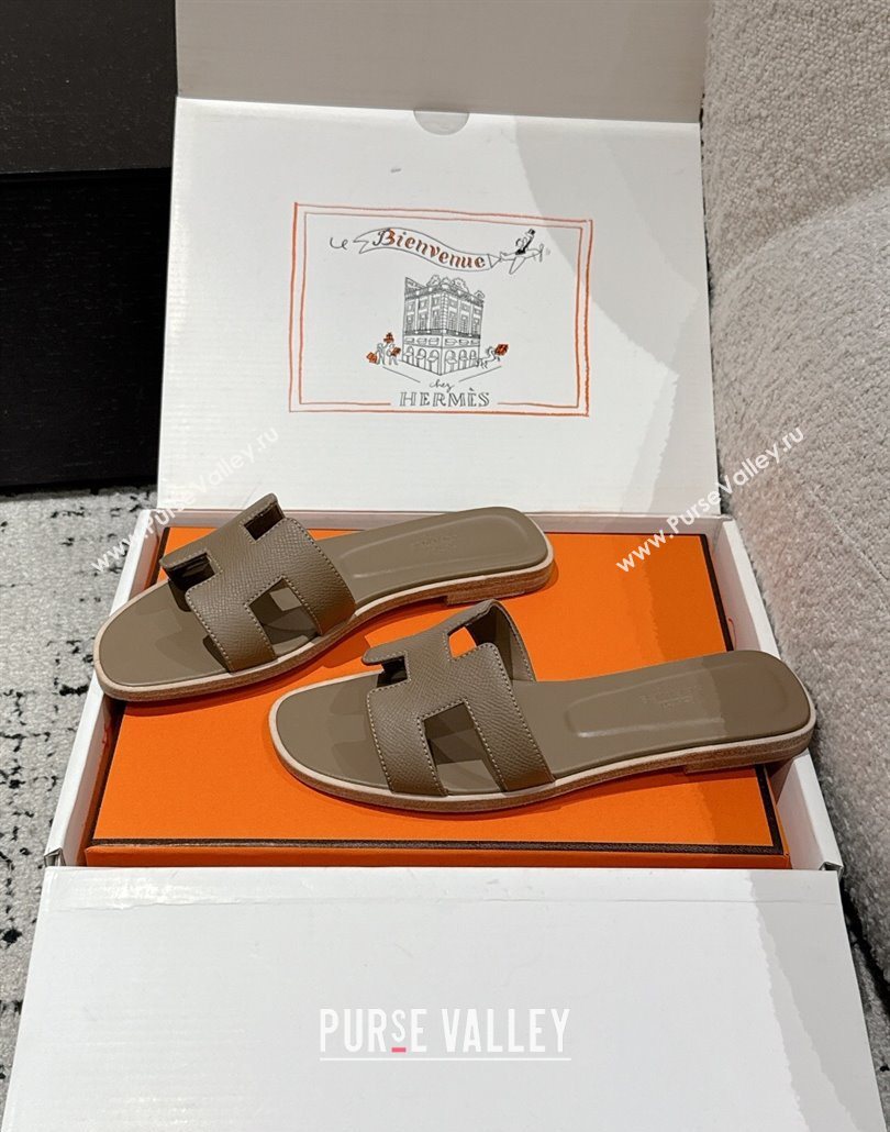 Hermes Classic Oran Flat Slides Sandal in Palm-Grained Leather Grey 03 2025 0606 (MD-250606146)