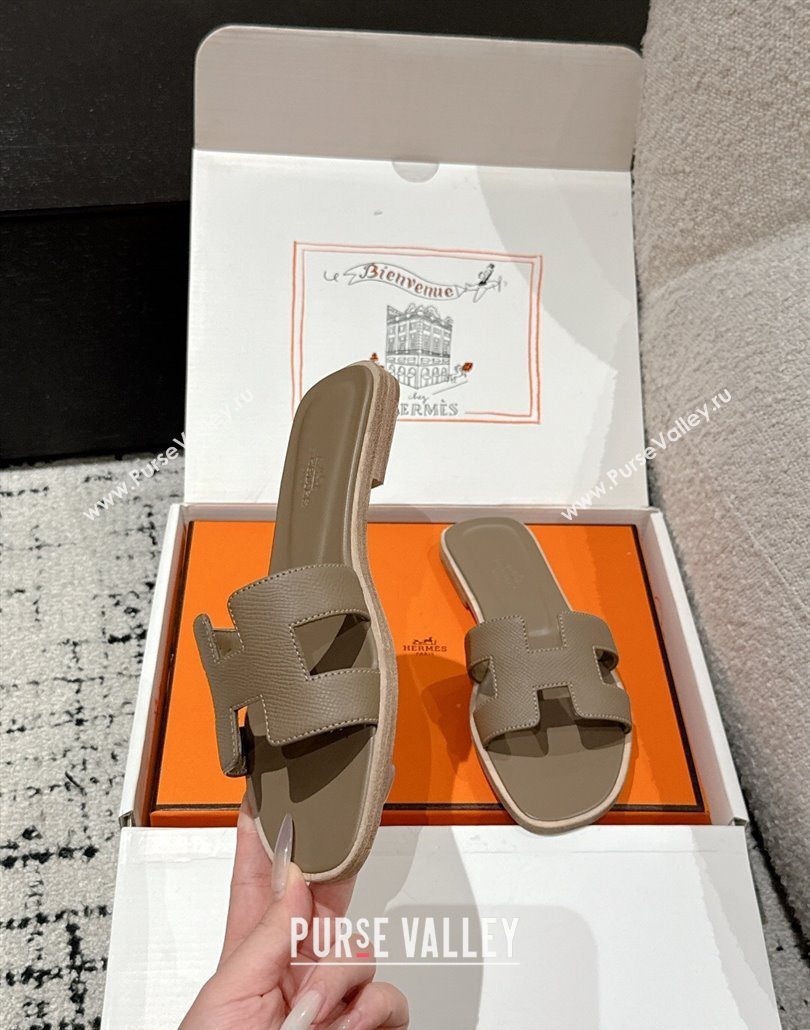 Hermes Classic Oran Flat Slides Sandal in Palm-Grained Leather Grey 03 2025 0606 (MD-250606146)