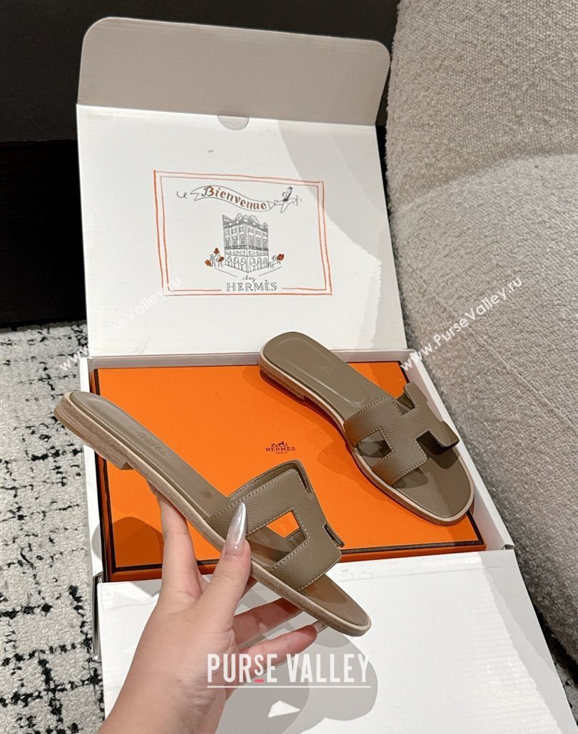 Hermes Classic Oran Flat Slides Sandal in Palm-Grained Leather Grey 03 2025 0606 (MD-250606146)