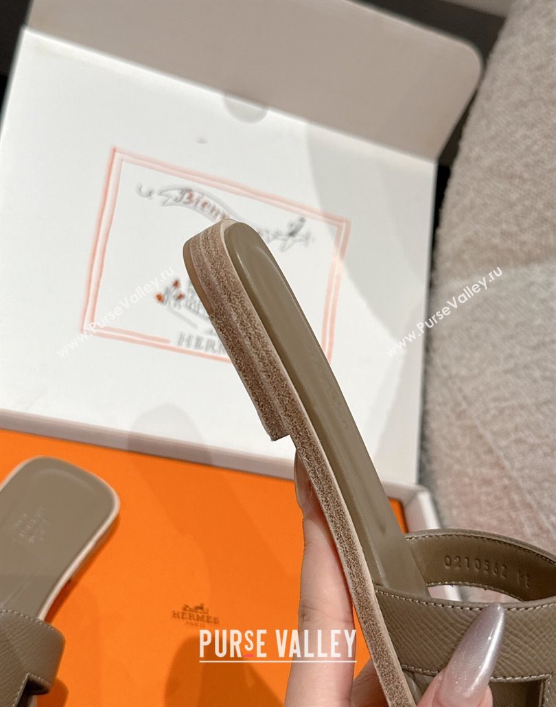 Hermes Classic Oran Flat Slides Sandal in Palm-Grained Leather Grey 03 2025 0606 (MD-250606146)