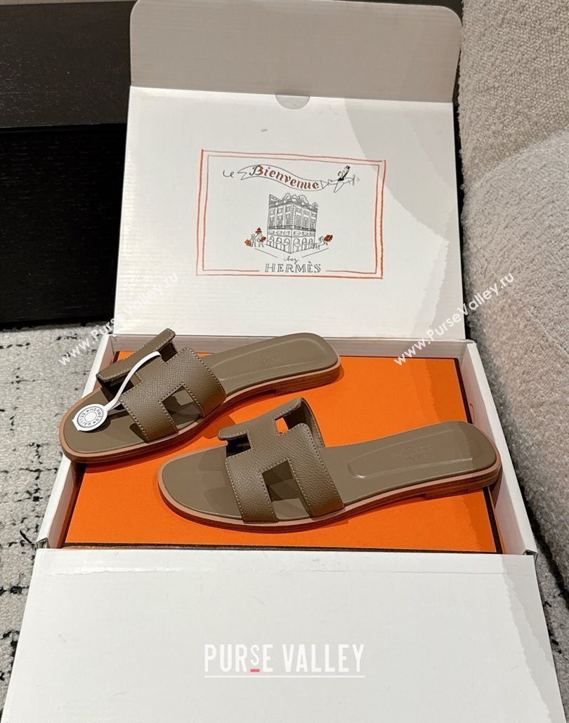 Hermes Classic Oran Flat Slides Sandal in Palm-Grained Leather Grey 10 2025 0606 (MD-250606153)