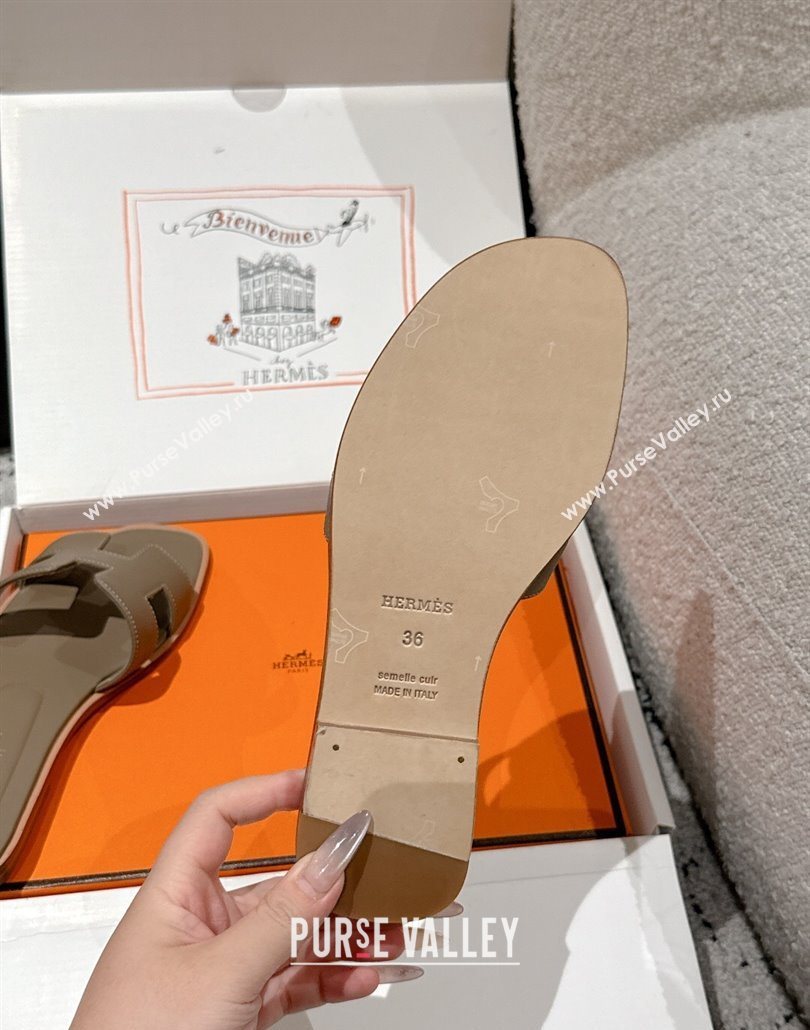 Hermes Classic Oran Flat Slides Sandal in Palm-Grained Leather Grey 10 2025 0606 (MD-250606153)