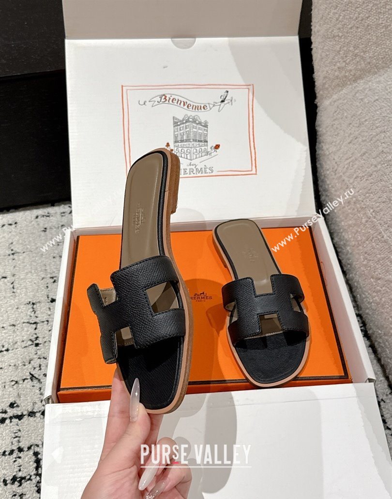 Hermes Classic Oran Flat Slides Sandal in Palm-Grained Leather Black 13 2025 0606 (MD-250606156)