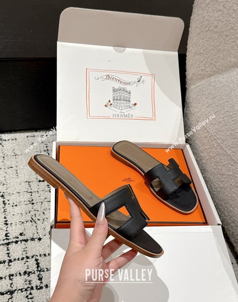 Hermes Classic Oran Flat Slides Sandal in Palm-Grained Leather Black 13 2025 0606 (MD-250606156)