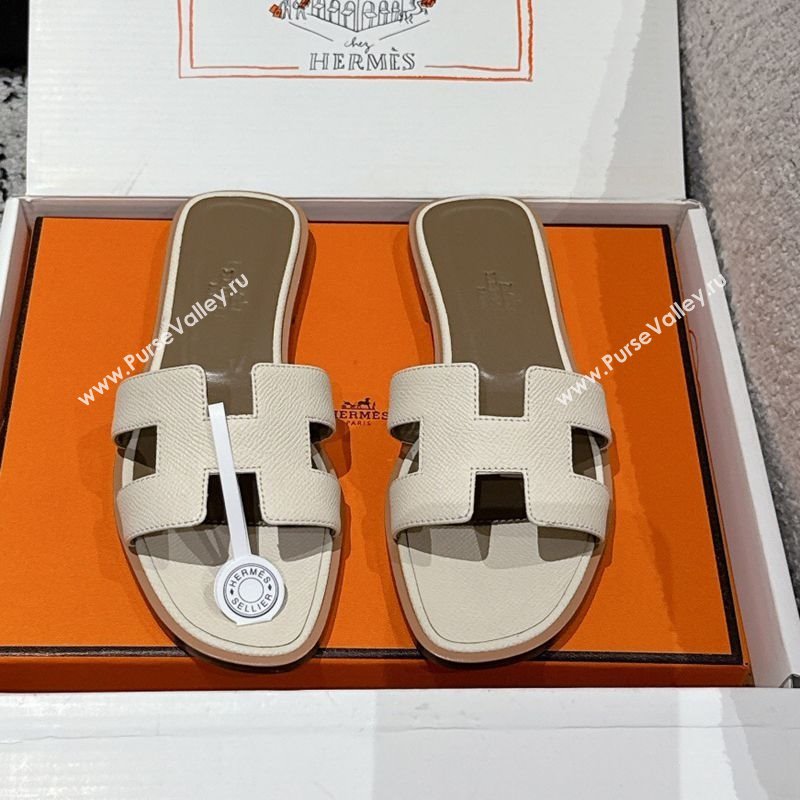 Hermes Classic Oran Flat Slides Sandal in Palm-Grained Leather White 17 2025 0606 (MD-250606161)