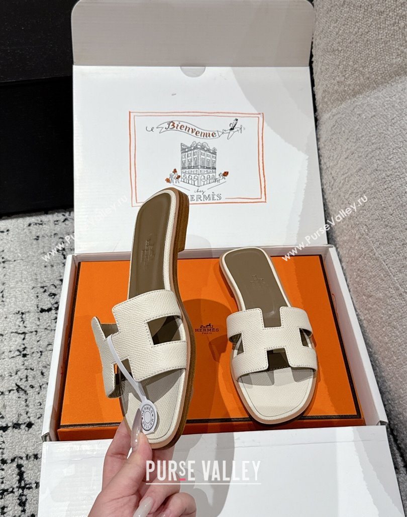 Hermes Classic Oran Flat Slides Sandal in Palm-Grained Leather White 17 2025 0606 (MD-250606161)